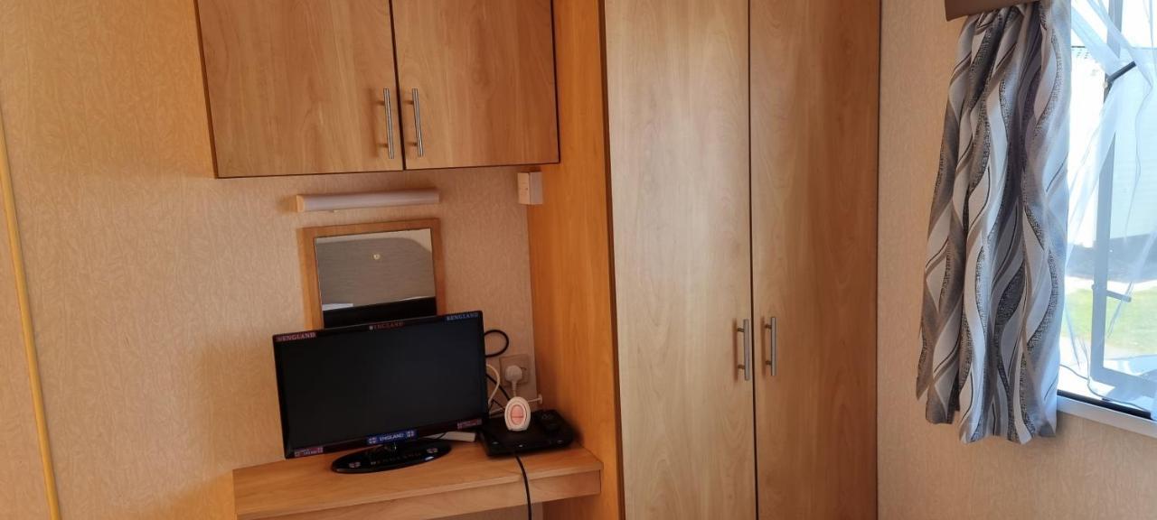 Lovely Caravan At Ingoldmells Just Behind Sealands Appartement Buitenkant foto